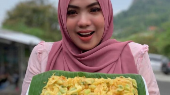 Sosok Penjual Mendoan di Kebumen Berparas Cantik Mirip Syahrini Bikin Ramai Pembeli