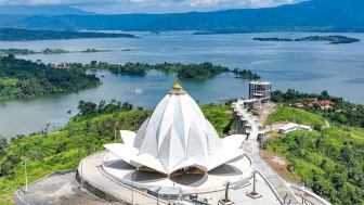 Berada di Kawasan Jatigede Kota Sumedang, Bangunan Masjid Ini Mirip Bunga Teratai sedang Mekar Memanjakan Wisatawan Beribadah