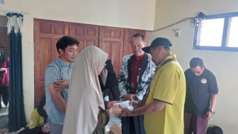 Guru Wiyata Bhakti di Rakitan Banjarnegara Terima Zakat Program Bedah Rumah