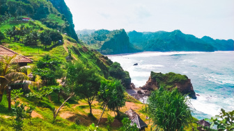 Hanya sekitar 1 Jam dari Bandara Internasional Yogyakarta, Kota Kecil Ini Punya Pantai dan Bukit Mempesona