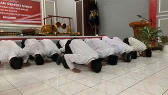 Puluhan Napi di Lapas Banjarnegara Sujud Syukur Usai Dapat Remisi HUT RI