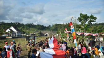 Bendera Merah Putih Sepanjang 1 Km Dibentangkan di Terowongan Tua Berusia 130 Tahun di Kebumen