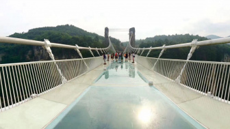 Berjarak 26 KM dari Alun-alun Karanganyar, Destinasi Wisata Ini Tawarkan Spot Memacu Adrenalin, Berjalan di Jembatan Kaca Setinggi 60 Meter