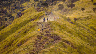 Gunung Tertinggi Kedua di Jawa Tengah Terbakar, Gunung Kembarannya Aman