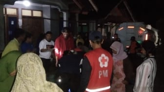 Warga Banjarnegara Rela Menunggu Hingga Malam Demi Dapatkan Air Bersih