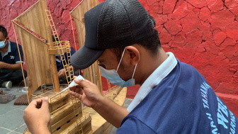 Kreatif! Narapidana Buat Kerajinan Miniatur Kapal dari Bambu di Rutan Banjarnegara
