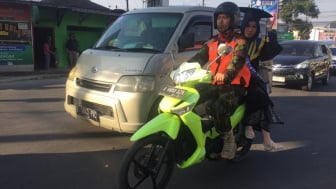 Pemandangan Langka, Relawan Antar Jemput Wisudawan UMP yang Terjebak Kemacetan