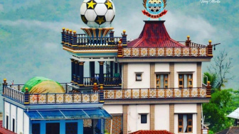 Hampir tak Percaya, Ada Monumen Bola di Atas Rumah Megah Lima Lantai di Desa Terpencil Banjarnegara