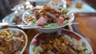 Cuma 2,5 Km dari Alun-alun Kota Purwokerto, Warung Bakso dan Soto Ini Jadi Jujugan Pemburu Kuliner di Banyumas : Sudah Buka Sejak 1974 !