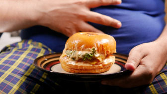 4 Kebiasaan Setelah Makan Ini Bisa Bikin Berat Badan Naik, Nomor 3 Jarang Disadari: Cek Bahayanya di Sini !
