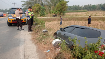 Bikin Penasaran, Siapa Sih Pengemudi Mobil yang Nyungsep ke Sawah di Purbalingga?