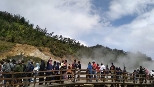 Harga Tiket dan Rute menuju Kawah Sikidang dengan Boardwalk yang Instagramable