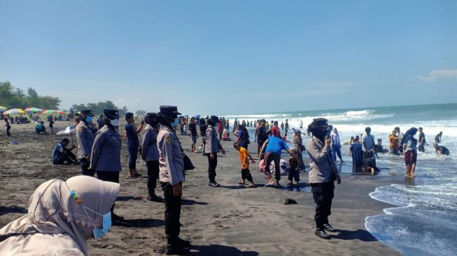 Waspada! banyak Wisatawan Pantai Kebumen Tenggelam karena Nekat Mandi