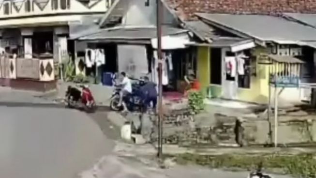 Viral Motor "Hantu" Nyaris Celakai Warga, Melaju Kencang tanpa Pengemudi