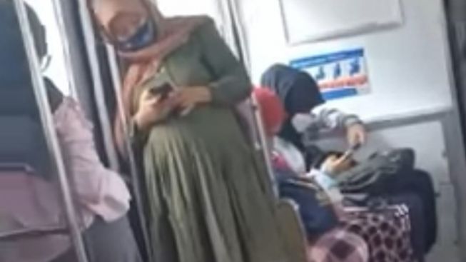 Viral Video Wanita Hamil Berdiri Bersadar di Gerbong Kereta, Warganet Miris