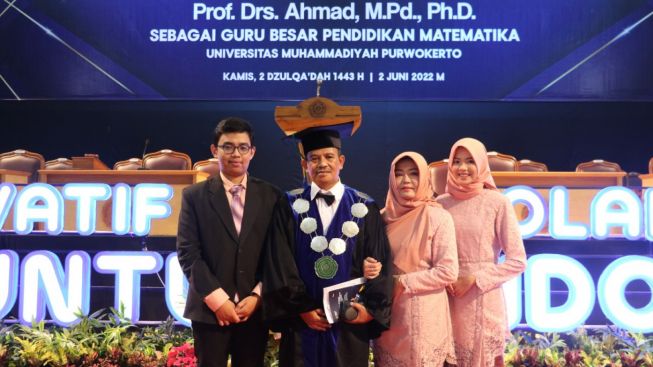 Kuliah tanpa Sepengetahuan Ortu, Ahmad  Anak Buruh Tani Jadi Profesor Ahli Matematika UMP