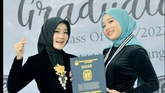 Momen Wisuda SMA Zara, Putri Ridwan Kamil yang Jadi Sorotan, Penampilannya Bikin Pangling