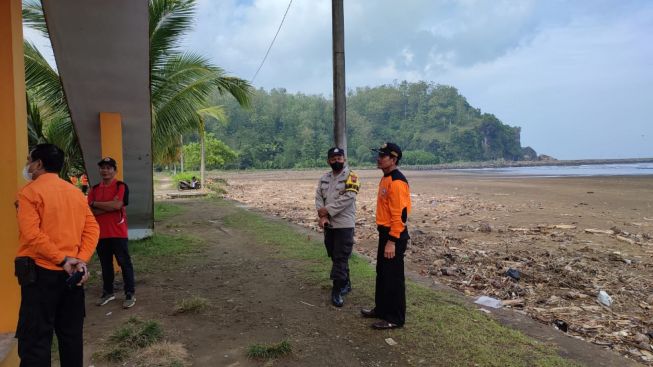 Seorang Nelayan Kebumen Hilang Usai Kapalnya Terbalik Dihantam Ombak Di ...