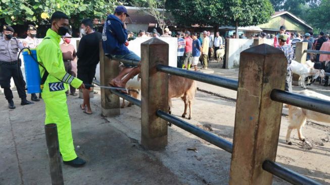 Cegah Penyebaran PMK Jelang Iduladha, Pasar Hewan Purbalingga Disemprot Disinfektan