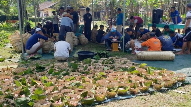 Ibadah Tanpa Sampah, Warga Karangwuni Temanggung Pakai Bambu untuk Wadah Daging Kurban