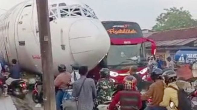 Viral Pemandangan Langka Pesawat Melintas di Jalan Raya Parung Bogor, Endingnya Bikin Kesal