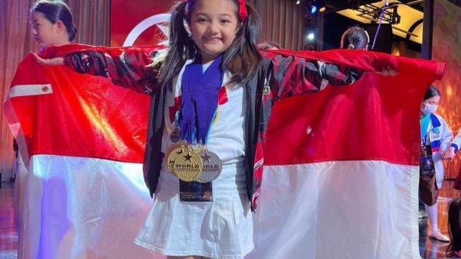 Suara Emasnya Bikin Kagum Juri di Amerika, Arsy Hermansyah Juara Lomba WCOPA di Usia 7 Tahun