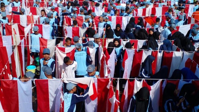 Unik, Ribuan Siswa di Temanggung Kompak Cuci Bendera Merah Putih Menggunakan 7 Mata Air