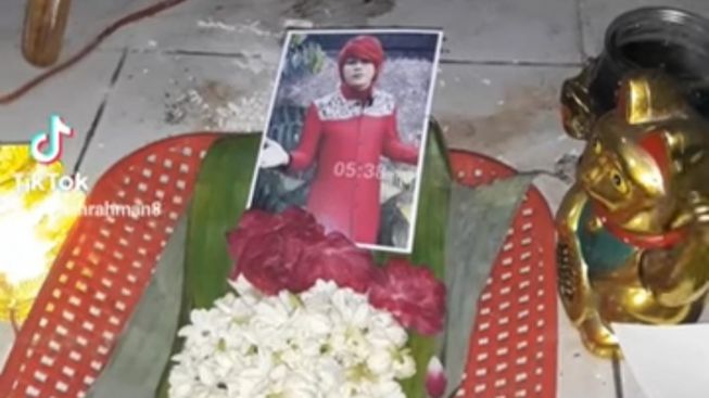 Nettizen Kaget saat Melihat Kucing Mainannya Dipakai untuk Ritual Dukun, 'Saya Punya Kucing Begituan'