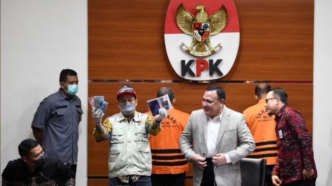 Diselidiki KPK, Siapa Sosok yang Ditemui Bupati Pemalang di Gedung DPR?