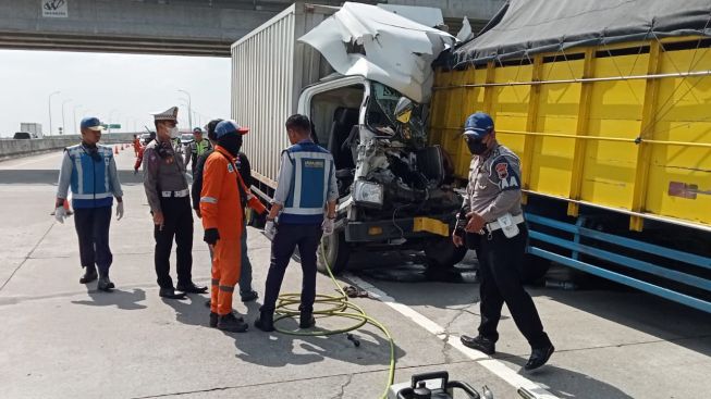 Kronologi Dua Truk Kecelakaan di Tol Solo-Ngawi, 2 Orang Tewas