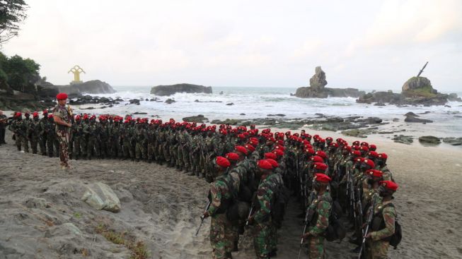 149 Prajurit Resmi Memakai Baret dan Brevet Kopassus