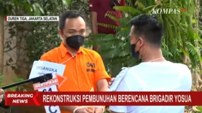 Pilu Kisah Bripka RR, Tak Dibela Seperti Bharada E hingga Ibunya di Banyumas Terus Menangis