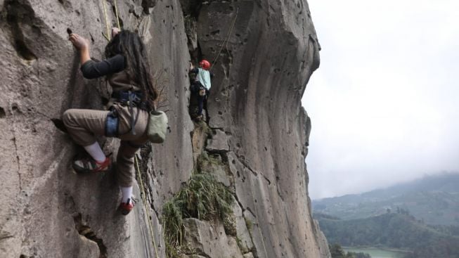 Sensasi Climbing di Tebing Watu Gribig Dieng, View nya Aduhai