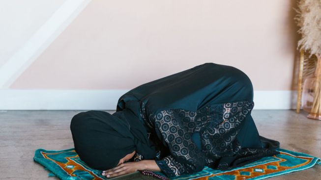 Waktu Sholat Dzuhur Bagi Perempuan di Hari Jumat, Haruskah Tunggu Laki-Laki Selesai Shalat Jumat?