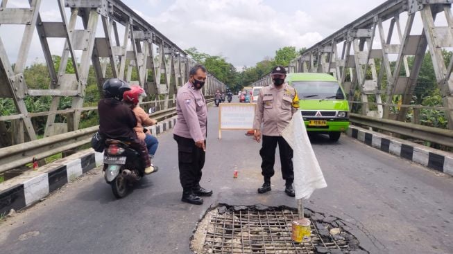 Hati-hati, Jembatan Sungai Serayu Penghubung Purbalingga-Banjarnega Ambles