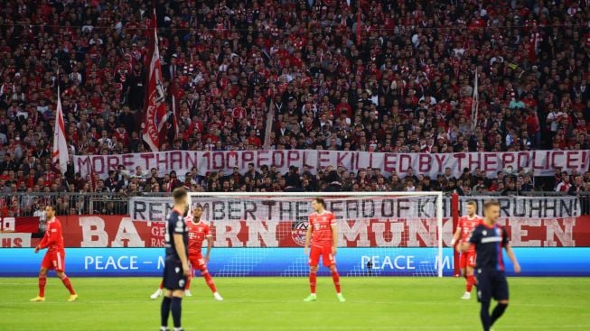 Viral! Suporter Bayern Munchen Bentangkan Spanduk Tragedi Kanjuruhan Saat Laga Liga Champion