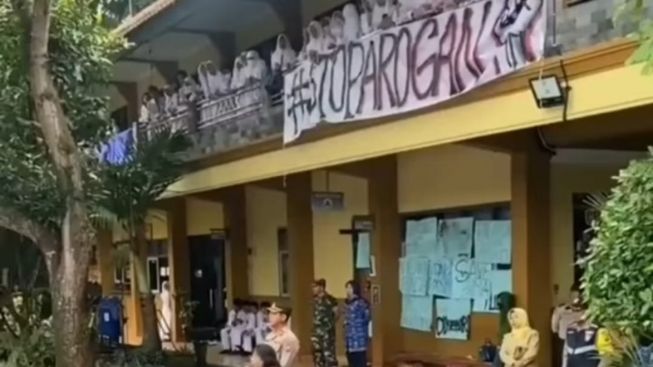 Viral Kepala Sekolah SMAN 1 Turen Malang Didemo Siswanya Sendiri, Bentangkan Spanduk 'Stop Arogan'