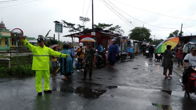 Mencekam, Angin Kencang Porak-porandakan Puluhan Kios dan Rumah  di Desa Wonosigro Kebumen