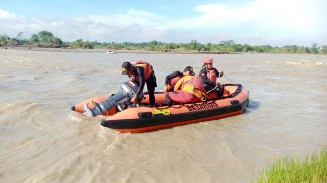 Pencari Rumput Hanyut di Sungai Pekacangan Purbalingga