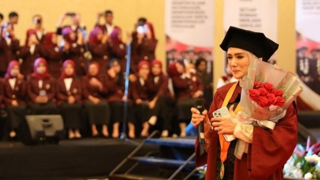 Tak Ada Kata Terlambat, Perjuangan Mulan Jameela Sabet Gelar S1 di Usia 43 Tahun