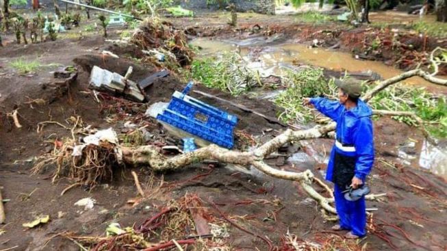 Tragedi 80 Makam Tersapu Banjir di Banyuwangi, Tangis Ahli Waris Pecah