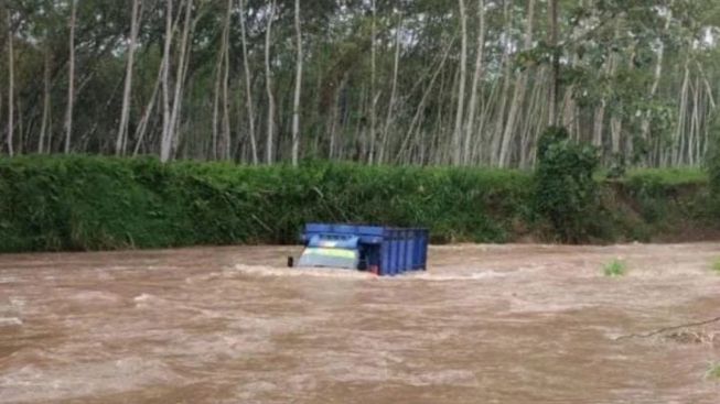 Banjir Air Bah di Sungai Lembu Banyuwangi, Satu Truk Terbawa Arus