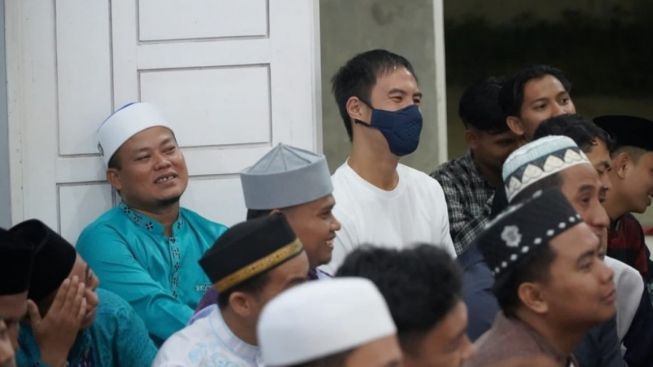Potret Daniel Mananta Ngaji Riyadhussholihin Bersama UAS