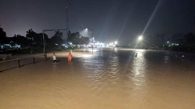 Kereta Api Pandanwangi Banyuwangi Tertahan karena Rel Banjir