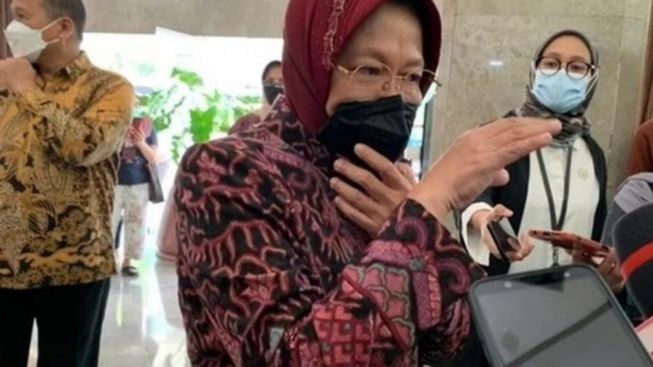 Kena 'Semprot' Prajurit TNI AD saat ke Lokasi Gempa Cianjur, Mensos Risma : Kayaknya Sakit Deh Dia!