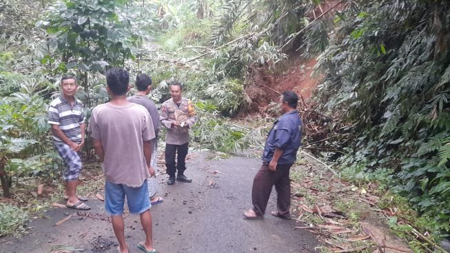 Pengumuman, Jalan Desa Tanalum - Sumampir Tertutup Longsoran Tanah