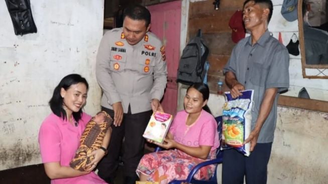 Cerita Mengharukan Ibu Melahirkan di Teras Puskesmas Tapanuli Tengah, Rumahnya di Atas Gunung dengan Jalan Setapak