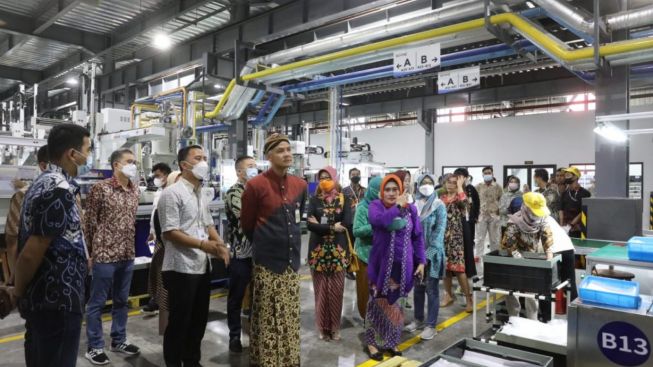 Gubernur Kaget, Take Home Pay Buruh Pabrik di Kendal Capai Rp 3 Juta