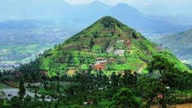 Gunung Padang Banyak Situs Bersejarah dari Zaman Megalitikum 1500 M hingga Periode Kerajaan Hindu-Buddha di Indonesia