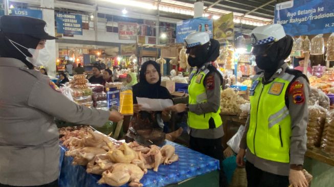 Polwan Polres Kebumen 'Gerebeg' Pasar Tumenggungan, Ada Apa?
